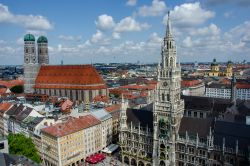 Rathaus München am Marienplatz und Frauenkirche