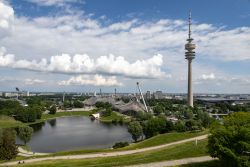 Olympiapark München mit Olympiahalle, Olympiasee und Fernsehturm (Olympiaturm)