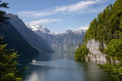 Königssee im Berchtesgadener Land in Bayern mit Boot vom Malerwinkel betrachtet