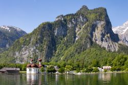 Königssee im Berchtesgadener Land in Bayern mit Boot vom Malerwinkel betrachtet