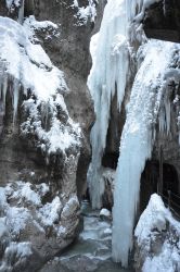 Partnachklamm in Garmisch-Partenkirchen in Bayern im Winter mit Eiszapfen