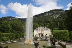 Schloss Linderhof in Ettal (Bayern) mit Fontäne des Springbrunnens